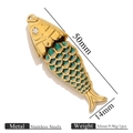 Pendaglio carpa koi in acciaio inossidabile dorato con scaglie verdi e occhio di cristallo - Oro con smalto blu (50mmx14mm)