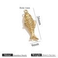 Ciondolo carpa koi in acciaio inossidabile dorato con texture per gioielli - Pesce Piccolo 3D (26mmx9mm)