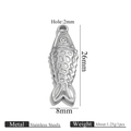 Kleiner Fisch-Anhänger aus poliertem Edelstahl mit Schuppenstruktur 26x8mm - Stahlfarbe Magerer Fisch Stil
