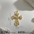Pendentif croix en acier inoxydable plaqué or avec strass et détails ciselés - Style de Croix Vintage Ajourée avec Volutes (3)