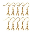 Nahaufnahme von zehn goldenen Ohrhaken aus Edelstahl mit Clipverschluss für DIY-Schmuck - Gold