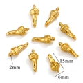 Détail macro de pendentifs cornicello dorés de 15mm avec bélières couronne pour bijoux DIY - Piment