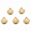 Lot de cinq breloques coquillages dorés avec textures radiales et boucles intégrées - Or