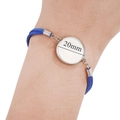Detailansicht der 20mm runden silbernen Fassung auf einem blauen geflochtenen Lederarmband - 20mm Tablett / Blau