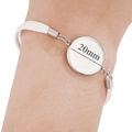 Detailansicht der 20mm silbernen Metallfassung an einem weißen DIY-Kordelarmband - 20mm Tablett / Weiß