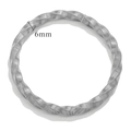Vista macro del bracciale in acciaio argento 6mm con dettagli a trama a spirale - Texture a Spirale Torta 6mm (Z2228S1) / Argento