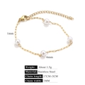 Détail d'un bracelet de 17+5cm en acier doré avec perles blanches de 6mm et fermoir mousqueton - Style 8 Bracelet