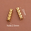 Dettaglio di perle distanziatrici dorate a forma di bambù da 22mm con foro di 2,5mm - Bambù a 4 Sezioni / Oro