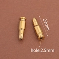 Dettaglio di distanziatori in acciaio inossidabile dorato da 23mm con foro di 2,5mm - Proiettile / Oro