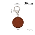 Bruine ronde houten sleutelhanger 30mm diameter met zilveren metalen karabijnhaak - Rood