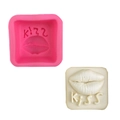 Rosa Silikonform mit KISS-Lippen und weißes Fertigprodukt auf weißem Hintergrund - 6.5*6.5*3.3CM