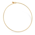 Detail eines minimalistischen Gold-Chokers mit Metallkugel-Hakenverschluss auf Weiß - Einzelstück / Gold