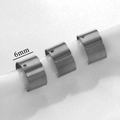 Trois boucles d'oreilles ear cuffs de 6 mm en acier inoxydable poli sur tissu blanc - Couleur Acier - Lisse