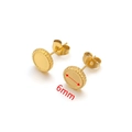 6mm Gold-Edelstahl-Ohrstecker mit Münzrand-Detail und Schmetterlings-Verschlüssen - 6mm / Gold