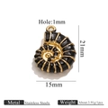 Detailansicht des goldenen Schneckenanhängers mit Maßen 21x15mm und Edelstahlmaterial - Schwarze Emaille