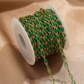Cadena de eslabones ovalados de esmalte verde y acero dorado en un carrete blanco - 1m / Dorado Verde Oscuro