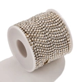 Goldene Krallenkette mit Perlen und Kristallen auf weißer Spule für DIY-Zubehör - Breite 2mm / Weiß