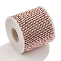 Rosa Kristall und weiße Perlenkette mit Goldbasis auf einer weißen Rollenspule - Breite 2mm / Rosa