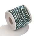 Rollo de cadena de cristales azul claro y perlas blancas para costura decorativa - Verde azulado
