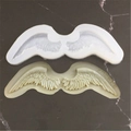 Set di stampi in silicone ad ali con campione giallo su sfondo in marmo scuro - Stampo per Ali N. 2