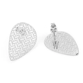 Vue détaillée des boucles d'oreilles goutte évidées avec texture tressée et fermoirs - Acier