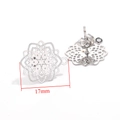 Detailansicht der 17 mm Edelstahl-Ohrstecker mit hohlem floralem Muster-Design - Stahl Stil 4
