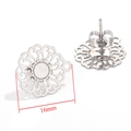 Detailansicht der 16mm Edelstahl-Ohrstecker mit hohlem Blumenmuster und Schmetterlingsverschluss - Stahl Stil 3