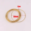 Makroansicht von 1,3 mm gedrehten goldenen Edelstahlringen mit 50 mm Innendurchmesser - Verdreht / 50mm / Gold
