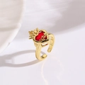 Détails macro de la bague coeur sacré plaquée or avec pierre rouge et épines - Style Sacré-Cœur Croix Épine (ZYN-DMR289G)