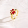 Bague réglable rétro dorée avec pierre en cœur rouge et gravure de vigne délicate - Style Cœur Vigne Épine Or (ZYN-DMR292G)