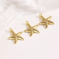 Détail de trois pendentifs étoile de mer dorés avec micro-pavage de zircons sur pierre - Pendentif Étoile de Mer Doré Style 2 (ZYN-DMK1238G)