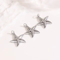 Vue détaillée de trois pendentifs étoile de mer argentés avec cristaux de zircone micro-sertis - Pendentif Étoile de Mer Argenté Style 2 (ZYN-DMK1238P)