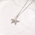 Dettaglio macro di una collana con ciondolo a stella marina in argento e zirconi bianchi - Collana Stella Marina Argentata (ZYN-DMK1239P-A)