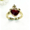 Gros plan d'une bague dorée ajustable avec cœur en zircon rouge et détail croix gothique - Style Or Croix Couronne Épine (ZYN-DMR290G)