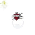 Détail macro de la bague Coeur Sacré avec zircon rouge et design de couronne - Style Argent Sacré-Cœur Épée Couronne Épine (ZYN-DMR291P)