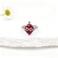 Détail macro d'une bague couronne en argent avec zircon rouge sur fond de pierre blanche - Style Argent Sacré-Cœur Croix Épine (ZYN-DMR293P)