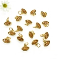 Vista macro de colgantes de ámbar en forma de ojo con borde dorado para crear joyería - Champán