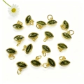 Vista dettagliata di gemme verde oliva taglio marquise con anellini d'oro aperti - Verde oliva