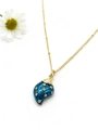 Dettaglio di una collana placcata oro 18k con ciondolo a conchiglia blu e cristalli - Set Collana e Ciondolo