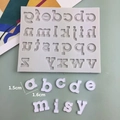 Siliconen alfabet mal voor fondant en chocolade met moderne getextureerde letters - Gestreepte Kleine Letters