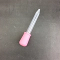 Pipetta in silicone rosa da 5ml per oli essenziali con tubo di plastica su sfondo grigio - Rosa