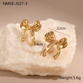 Detailansicht der goldenen Schleifenohrringe mit Maßen von 2,2 cm und 5,6 g Gewicht - 18K-Gold / Stromlinienförmiger Schleifenstil (NMSE-J527-3)