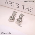 Dettaglio ravvicinato di orecchini a sfera d'argento con cristallo esagonale placcati 18K - Stile Ciondolo Sferico Argentato (NMSE-J525-4)