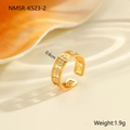 Detail eines 18K vergoldeten offenen Rings mit 0,6 cm Breite und floralem Emaille - Weiße Blume