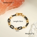 Détail du bracelet chaîne en résine dorée et noire avec fermoir OT sur fond beige - Bracelet Noir (NMSB-G413-1)