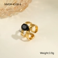 Λεπτομέρεια macro από επιχρυσωμένο δαχτυλίδι 18K με μαύρο ζιργκόν και κυματιστό σχέδιο - Σχέδιο Κυματιστό Διάτρητο(NMSR-K538-6)