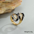 Detailopname van een gouden ring met zwart-wit geruite stof en gedraaid ontwerp - Zwart Grijze Spiraalring (NMSR-J657-1) / 18K goud