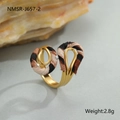 Detailopname van gedraaide gouden roestvrijstalen ring met een luipaardprint stofwikkel - Bruinrode Spiraalring (NMSR-J657-2) / 18K goud