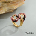 Macro-opname van vergulde roestvrijstalen ring met luipaardstof en kleine edelstenen - Rood Roze Geometrische Textuurring (NMSR-J657-3) / 18K goud