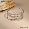 Vue détaillée du bracelet multicouche argenté montrant la largeur de 3,1 cm et le poids - Style Ouvert Poli à Trois Couches Argenté (NMSB-J5510-2)